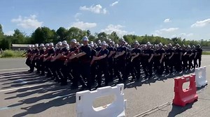 🇫🇷 J-7 avant le 14 juillet Plus qu’une semaine avant que nos sapeurs-pompiers de Paris ne foulent fièrement les pavés des Champs-Élysées, pour le traditionnel défilé du 14 juillet. Chaque matin, ils s’entraînent sans relâche, avec la rigueur et l’engagement que dicte notre code d’honneur. Précision des gestes, coordination millimétrée, discipline sans faille… Mais lors des dernières répétitions, une surprise s’est glissée dans le programme. 🎺 La musique de la brigade de sapeurs-pompiers de Pa