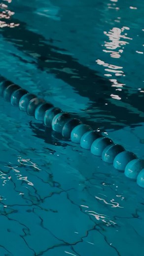 Piscinas em crol, costas e skipping com flexões pelo meio. Tens fôlego para isto? 🏊 Entra na água e mostra-nos do que és capaz! 😎 | Solinca