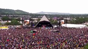 Een politicus die een speech geeft op een festivalpodium en op applaus wordt onthaald: in ons land lijkt het weinig waarschijnlijk. In Engeland kan het wel, Labourleider Jemery Corbyn sprak de menigte toe op Glastonbury. | VRT NWS