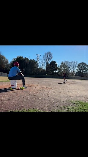 Just a girl a ball a whole lot of power🥎 little warm up❤️ #9u #samlandry #softball