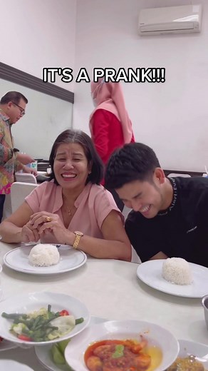 Pranking my Nanay/Ibu di Restoran Padang. #fyp #fypシ #prank