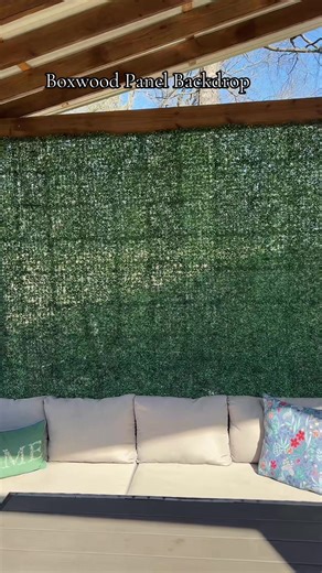 Boxwood panels made an easy backdrop for my patio space! #boxwood #backdrop #accentwall