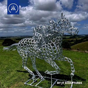 What an art work! Jamie Thomas - @jt_sculptures used about 700 Steel Kings Extra Sound race plates and Steel Kings Pony shoes to create this master piece! A big congratulations for this amazing sculpture!🤩🔥🥰 The story behind this work: Phar Lap with Jim Pike winning the 1930 Melbourne Cup, standing 2.55m tall. A shining tribute to legendary race horse🤩 #racehorse #legend #artwork #art #blacksmith #horseshoe #raceplates #pharlab #kings #Kerckhaert #kerckhaerthorseshoes #horse #horseart #forgi