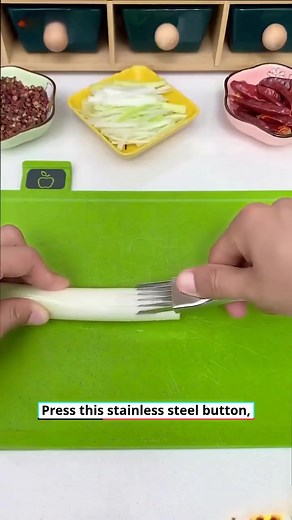 🔥 Stainless Steel Spring Onion Cutter – Fast, Uniform & Effortlessly Sharp! 🌿🔪 ⚡ Multi-Blade Design → Quickly cuts scallions into fine strips or perfect garnishes 🔪 Sharp Stainless Steel Blades → Durable, rust-resistant & built for long-term kitchen use 👌 Easy One-Hand Operation → Glide through onions, herbs & veggies with minimal effort 💡 Creative Kitchen Tool → Ideal for making scallion flowers, uniform strips & decorative plating 🧼 Simple to Clean → Smooth blade design rinses clean in 