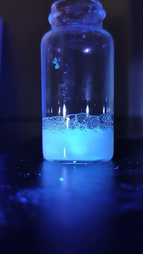 How polymer gel forms under UV light, time lapse