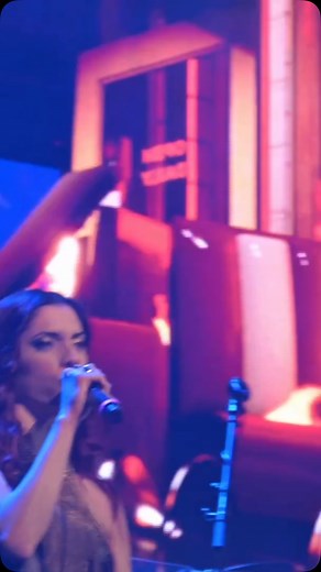 ROMA, CI SIAMO. Stasera Rock At The Opera travolge l’Auditorium Conciliazione. Le luci si abbassano, l’orchestra attacca, e poi… arriva il rock. Quello vero. Quello che ti smuove dentro. Siamo carichi, carichissimi. Perché amiamo il rock. Lo cantiamo. Lo suoniamo. Lo sentiamo scorrere nelle vene. Sì, ci sono i Led Zeppelin, gli AC/DC, i Queen, gli U2. Ma c’è anche la nostra passione. Quella che ci fa salire su quel palco con gli occhi che brillano e la pelle che vibra. Roma, stasera si fa sul se