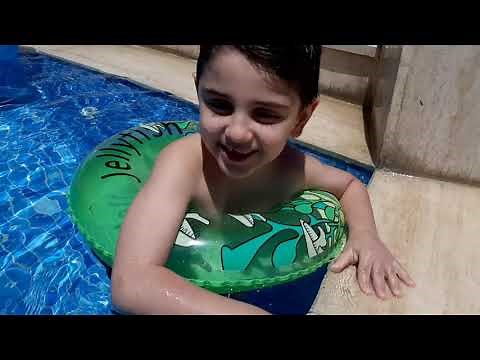 Efe ile emir havuzda su oyunları oynadılar. Efe sudan korktu!!