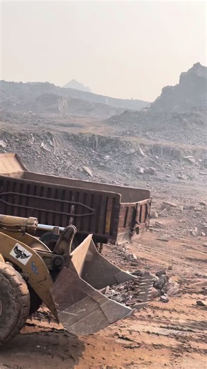 Rock Crushing Techniques Using Heavy Loaders