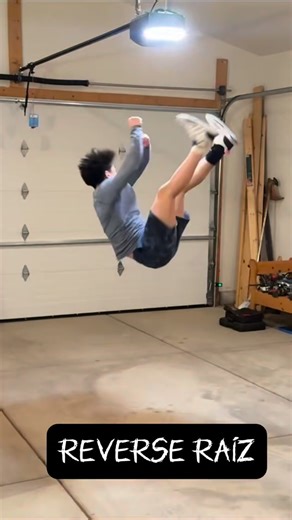 Taz Tapia on Instagram: "Reverse Raíz tutorial!! Which one is up next #raiz #skipraiz #tricking #flipsonconcrete #fyp"