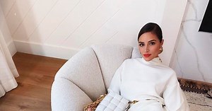 Belo barvo bomo to zimo nosili tako