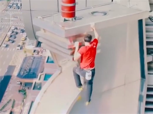 #台北101 #攀爬 太强了！《徒手攀岩》攀岩大师亚历克斯·霍诺德今天徒手攀登台北101大厦直播全场大首播！他用时1小时35分钟成功登顶来感受一下实在太太刺激了