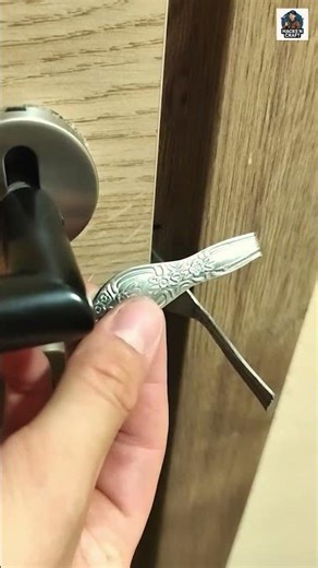 No Key? No Problem! 🥄💡#DoorLock #homehacks