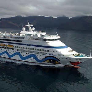 Willkommen zurück, AIDAaura! ❤😘 Unser Kussmundschiff hat heute nach 117 Tagen auf Weltreise wieder im Hafen von Hamburg festgemacht. ⚓🌍 Film ab für die wunderschönen Destinationen dieser einmaligen Reise. 🎬🙌 | AIDA