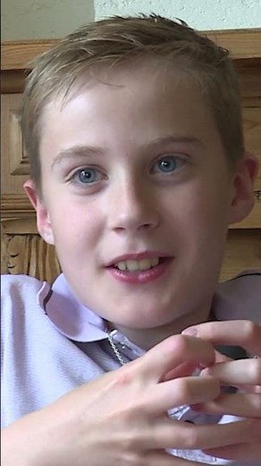 Lucas en Simon halen met magneet kogels van gevechtsvliegtuig uit het water