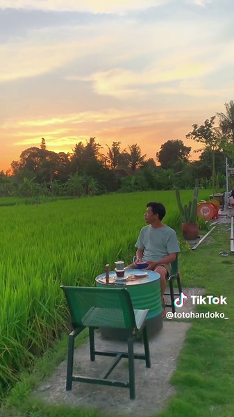 Kopi dan Senja Sore: Momen Estetik yang Menyegarkan