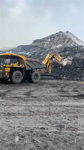 6K views · 140 reactions | Heavy mining equipment works at extreme temperatures #quarry #heavymachinery | Alat Berat Mania | Facebook