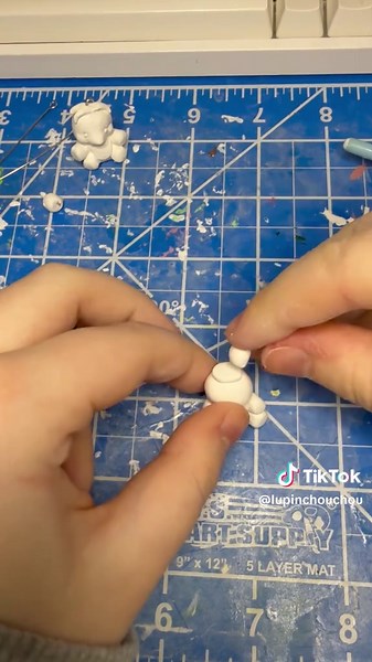 i don't think i'm going to dip these in varnish for the first coat anymore 🥲🥲🥲🥲 (aside from me dropping freddy, it leaves too many airbubbles 😓) #fyp #diy #trinkets #fnaf #fnaf2