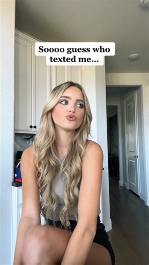 410K views · 976 reactions | Guess who popped up? Girlies on full alert  #reels #textsituation #vibesquad #style | Paige Mackenzi | Facebook