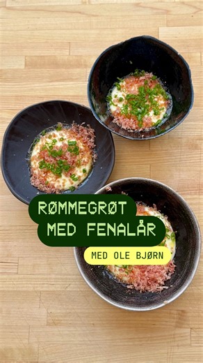 Matprat | Oppskrifter & middagstips on Instagram: "Kokkens favoritt om dagen! Fløyelsmyk rømmegrøt toppet med salte, umami-rike korn av revet fenalår, fyldig og karamellisert smak av brunet smør og et friskt løft fra gressløk. En skikkelig smaksbombe med norske tradisjoner, i en litt ny vri. Perfekt som snack eller forrett til julebord, nyttårsaften – eller selveste 17. mai. Dette kan gjøres helt enkelt: Jeg kjøpte ferdig rømmegrøt og varmet den i thermomikser, men du kan selvsagt lage din egen.