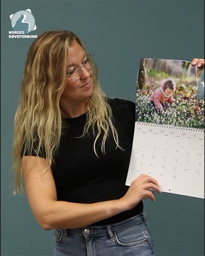 Nå er kalenderen for 2026 klar! En flott kalender for alle som er glade i tegnspråk. Hver måned er illustrert med tegn for tall, ukedager og måneder – og via QR-koder kan du enkelt se video av de aktuelle tegnene. Synes du det er tidlig å kjøpe kalender for 2026? Bestiller du nå, får du kalenderen for 2025 med på kjøpet – så lenge lageret rekker. Kjøp kalenderen til deg selv, eller gi den i gave til noen du er glad i. Samtidig støtter du Norges Døveforbund sitt arbeid for døve og hørselshemmedes