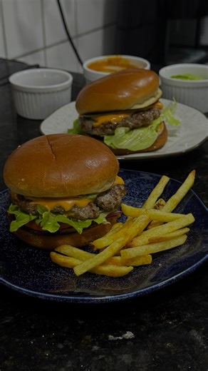 Júlia Stofel on Instagram: "Como faço hambúrguer pra semana toda 🍔 Carnes sempre compro: músculo, patinho ou acém É prático, rápido e fica uma delíciaaaa! Já me segue se gosta de mais dicas como essa 🩷 #hamburguer #dieta #dietasaudavel #praticidade #organizacao #comidafit #hamburguercaseiro"