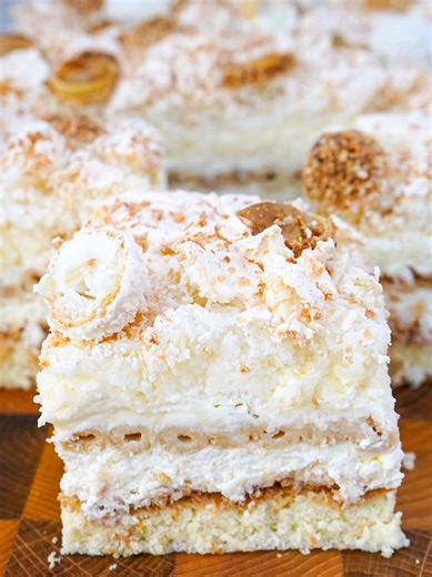 CIASTO RAFAELLO 🔥👇 ✅️🔥 Koniecznie zaobserwuj mój profil, by być na bieżąco! CIASTO RAFAELLO Blaszka: około 24 × 24 cm Składniki Biszkopt •\t4 duże jajka •\t140 g cukru •\t140 g mąki pszennej •\t20 g mąki ziemniaczanej •\t2–3 łyżki wiórków kokosowych do posypania wierzchu Beza kokosowa •\t4 białka •\t1 szklanka cukru •\t200 g wiórków kokosowych •\t2–3 łyżki wiórków kokosowych do posypania •\tkulki rafaello całe i połówki do ułożenia na wierzchu przed pieczeniem Krem •\t1 l śmietanki 30% •\t500