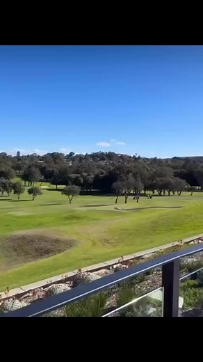 Moment small plane crash lands on an Australian golf course. Two men in their 50s escape miraculously. Other golfers leap to help — one takes a hard fall | Baja News Online