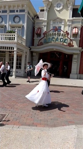 Disneyland Paris - Funny moment with Mary Poppins and Bert - #disneylandparis #disney #disneyland