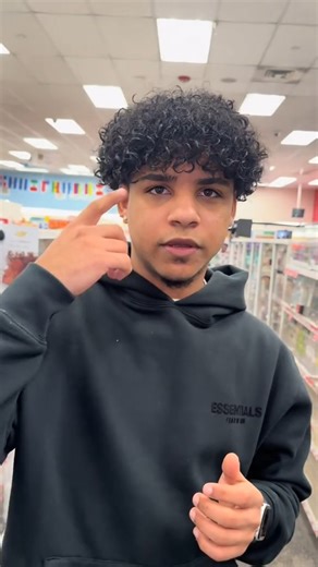 🎅✨ El clima frío reseca los rizos… si no sellas la hidratación. Aquí es donde la definición empieza 👇 💈 Pacinos Curl Enhancing Mousse está formulado para: ✔️ Sellar la hidratación y ayudar a retener la humedad ✔️ Apoyar la fuerza del rizo con queratina ✔️ Nutrir el cabello con extracto de girasol ✔️ Definir los rizos sin dejarlos duros ni acartonados ✔️ Ayudar a controlar el frizz ✔️ Dejar rizos suaves, ligeros y con movimiento natural 💧 Ideal para aplicar sobre el cabello húmedo y dejar sec