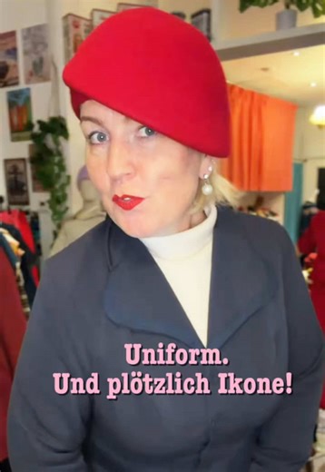 Vom Marine Blau zur Stil – Ikone: die überraschende Geschichte des Damen Blazers! 💙 Wusstest du, dass dieser Klassiker ursprünglich eine Uniform war? Heute steht der Blazer für Eleganz, Power und feminine Selbstsicherheit. Entdecke meinen neuen Miss Candyfloss Blazer in meiner Boutique in Werneuchen bei Berlin oder in meinem Onlineshop. 🧡☺️ Folge mir für mehr Vintage – inspirierte Fashionstories. 💕 . #vintagefashion #timelessstyle #retroshop #vintagevibes