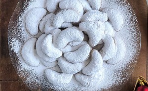 Kourabiethes (Kουραμπιέδες)