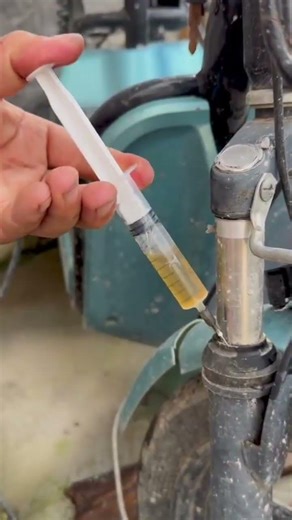 the process of filling the engine with lubricant so that it is easy to use and does not rust #shorts