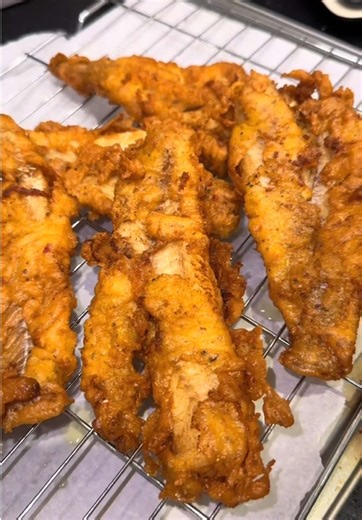 Today’s dinner was crispy fried Alaska pollock fish by @LidlGB coated in a spiced gram flour batter, served with roasted sweet potatoes and simple vegetables. The fish was first marinated in fresh lemon juice, ajwain, and garlic granules to add a light tangy flavour. For the batter, I mixed gram flour (besan) with ajwain, salt, red chilli powder, turmeric, cumin, coriander, chilli flakes, black pepper, and a little corn flour, then added water to make a smooth medium-thin batter. Each piece of f