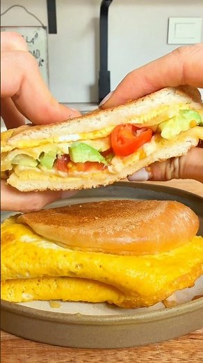 SANDWICH OMELETTE🍳 Listo en dos minutos en sartén! #desayuno #almuerzo #sandwich #omelette #huevos