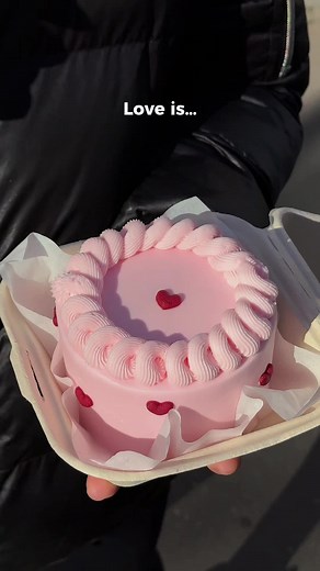 Love is… să faci ceea ce iubești în fiecare zi și să împărtășești această pasiune cu cei dragi. ❤️ Pentru tine, ce înseamnă iubirea? Scrie în comentarii! 🥰 #14februarie #ziuaindragostitilor #dragobete #iubire #cadouripersonalizate #cadoulperfect #bento #bentocake #cake