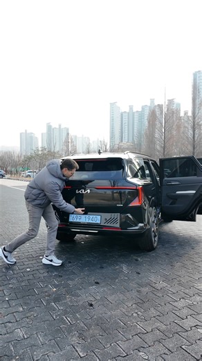 Autogefühl on Instagram: "💡Trunk / boot features of the Kia EV5. An electric Sportage? This is the Kia EV5, the Model Y competitor from Kia so to speak. Comes with a 81 kWh battery and a spacious interior. #Kia #KiaEV5 #ev5 #electricvehicle #electricvehicles"