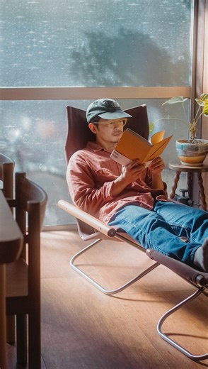Nychair X ニーチェアエックス | 幡ヶ谷の「PADDLERS COFFEE」、中野区の「LOU」、そしてタイ東北部の料理を届ける「ORANGUTAN」。三つの店を営む松島大介さんの暮らしには、旅先で出会ったものや作家の作品など、“好き”が自然に混ざり合っていた。 ... | Instagram