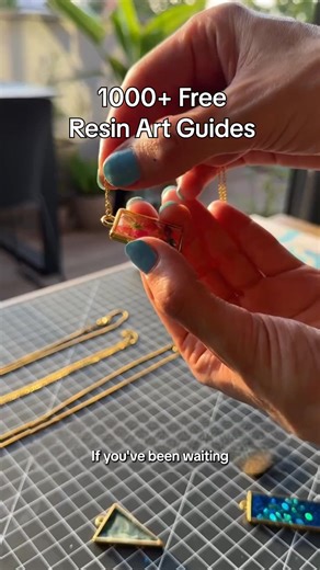 Master the Art of Resin — From Beginner to Pro! Our Resin Art Notes Bundle is your go-to printable guide for learning everything about resin art — without the confusion. Whether you're just starting or want to refine your technique, this bundle gives you the structure, tips, and creative inspiration you need to create stunning pieces with confidence. 🎨 Step-by-step instructions for beginners 🧪 Mixing ratios, curing tips, and safety guidelines 📘 Project planners, design templates & troubleshoo
