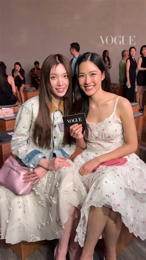 Vogue Hong Kong | 泰國「LingOrm」CP 鄺玲玲 @LingLingKwong 與 Orm @Orm.kornnaphat 亮相 @Dior 2026 春夏時裝騷！她們親切地向 #VogueHongKong 讀者問好，二人同樣以碎花設計造型搭配全新手袋出席大騷，默契十足！ Ling... | Instagram