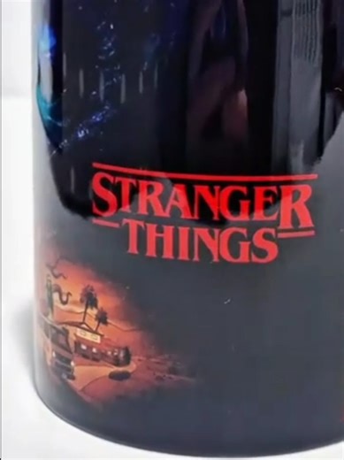 “Los fans de Stranger Things van a entender esto 😳 Mira lo que pasa cuando este diseño pasa por sublimación. ¿Te tomarías tu café en una taza así?” #strangerthings #viralvideo #sublimacion #sublimaciondetazas #emprenderdesdecasa