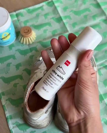 Witte schoenen schoonmaken? Met deze hack krijgen je sneakers weer een goede opfrisbeurt. https://www.hema.nl/wonen-slapen/huishouden/schoenonderhoud/schoenverzorging-75-ml-ultra-wit-20500090.html | HEMA