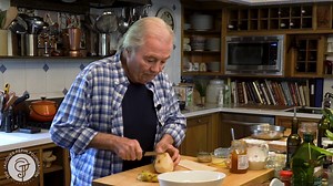 SUNDAY DEMO: Personal sized desserts for the win! Try this recipe for Pears in Pastry Puff the next time you’re planning a small get together with friends. It’s seasonal, elegant, and delicious! 🍐 | Jacques Pépin Foundation