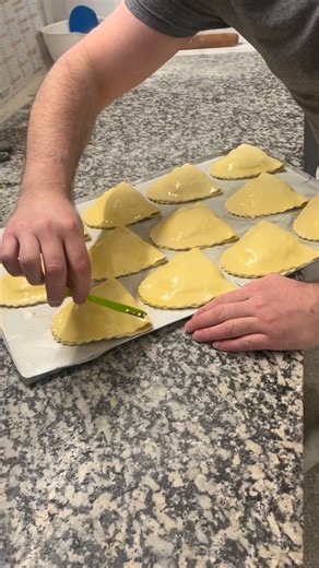 • Réalisé sans trucage, le patron effectue la coupe des Chaussons aux pommes 🍎 Certains nous ont trouvés trop jeunes pour ouvrir notre boulangerie à 25 ans, sans savoir que nous avons déjà plus de 10 ans d’expérience dans le métier, avec un savoir-faire que nous continuons de perfectionner jour après jour et, bien entendu, de transmettre 🥖 Déjà 2 ans et demi d’installation et plein de projets à venir… ✨ #boulangerdefrance🇲🇫 #jeuneentrepreneur #regionnormandie #boulangeriepatisserie | Le Four
