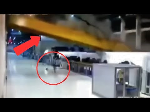 😲 CRANE COLLAPSES INSIDE A FACTORY | ACCIDENT CAUGHT ON CAMERA