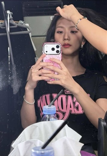 JISOO Unveils Her New iPhone 17 with BLACKPINK!