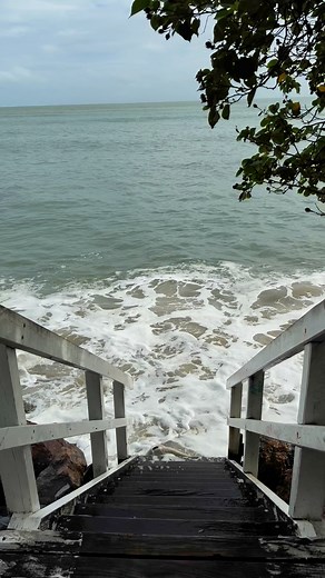 Some powerful waves rolling in this morning. 65% chance of rain. Yeah, we’ve got a dry seat for you with a cold drink. Hervey Bay Hotel | Hervey Bay Hotel