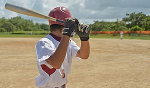 How to Swing a Baseball Bat Properly in 4 Easy Steps?