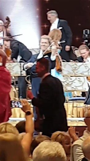 🎻✨ Andre Rieu – Opening Night at Gliwice Arena 2022, Poland! Always a delight to witness the magic—Maestro Rieu conducting his orchestra with charm and passion. A feast for the eyes and ears! 🇵🇱🎶💖 | Classical Art