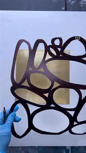 There are so many way to create pattern, texture and color on metal. They can be detailed and complicated or simple and organic, like this method on brass with a thick sharpie. I can’t wait to create with you in my FREE 3-day live Fused Harmony Igniter - Metal n’ Patina Workshop, happening Feb 9/10/11 It’s going to be a ton of fun and I can’t wait to share everything I have in store! You coming? Comment WORKSHOP and I’ll send the link to register in your DM :) #etch #mixedmedia #arttechniques #m