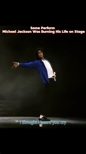 Some people perform, but Michael Jackson was burning his life on stage 🔥🎤 This is not just a performance — it’s a moment that global critics have long called a textbook example of pop at its absolute peak. At the 1988 Grammy Awards, he showcased the highest level of human pop culture expression. Every movement, every note, every second felt larger than life. In the second half of the performance, when he dropped to his knees in the center of the stage, it wasn’t choreography — it was exhaustio